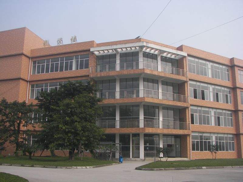 一个崇州的学校,居然拥有76间校内实训室,这么大的背景?