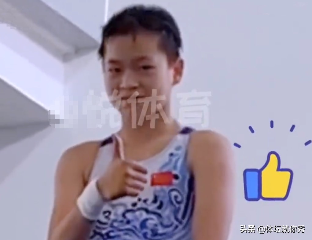 全红婵太调皮！蹲地上赖着不走，让队友拖着滑行，开心的像个孩子