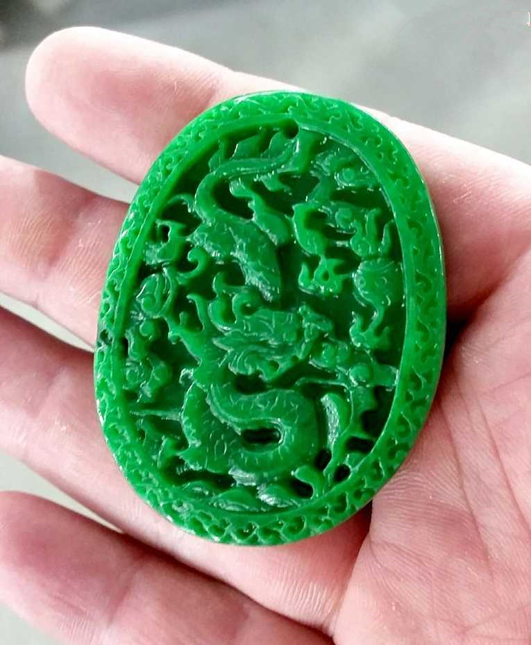 在珠宝界有一种翡翠叫铁龙生,同样是阳绿价值相差万里,你知道么(翡翠