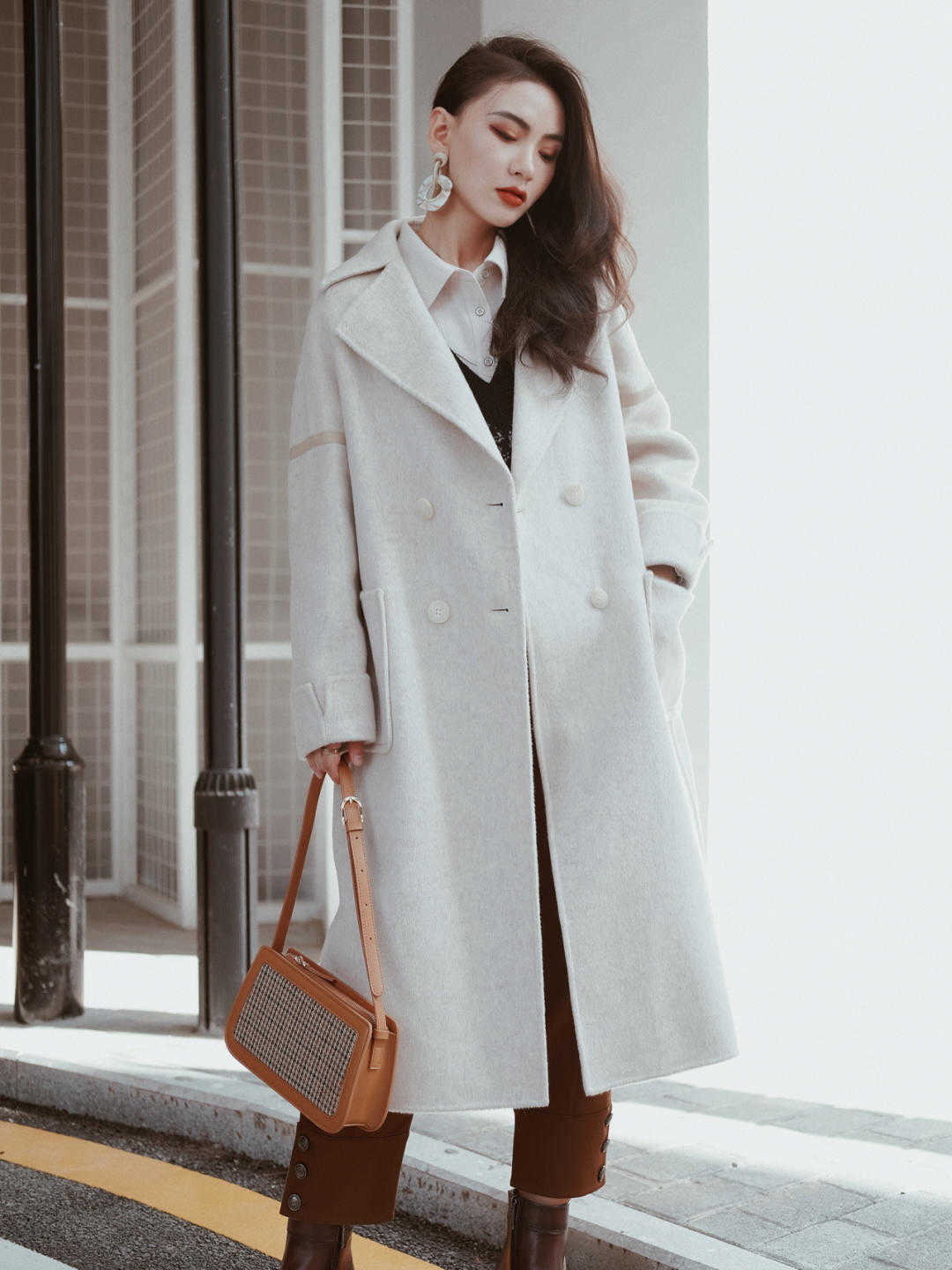 小个子女生，尽量穿大衣配短靴，2021年流行这几款，气质非凡