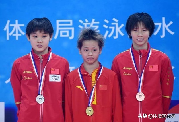 刺猬头扎眼！全红婵去办身份证，站父亲旁边太羞涩，像个叛逆少年