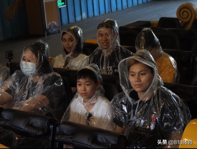宠溺!全红婵谢思埸睁大双眼玩过山车,何教练:他们不是惧怕是训练