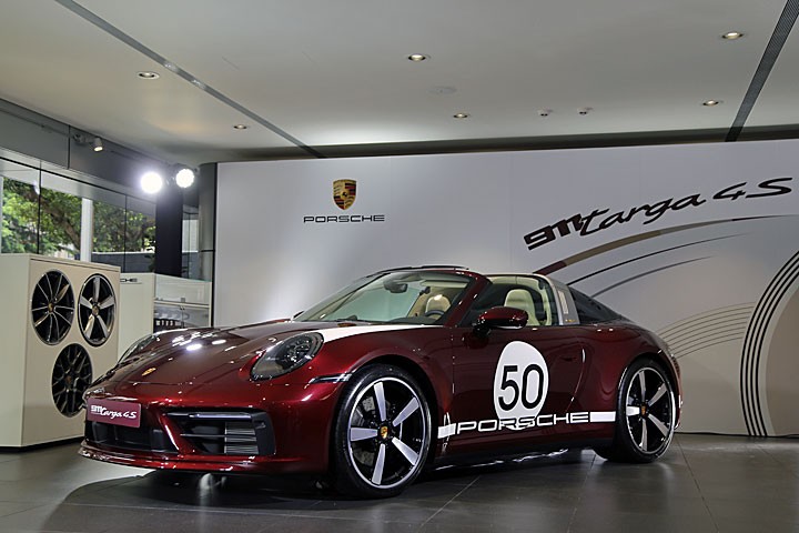 深怕不够卖的保时捷，实拍全球限量992辆的992 Targa