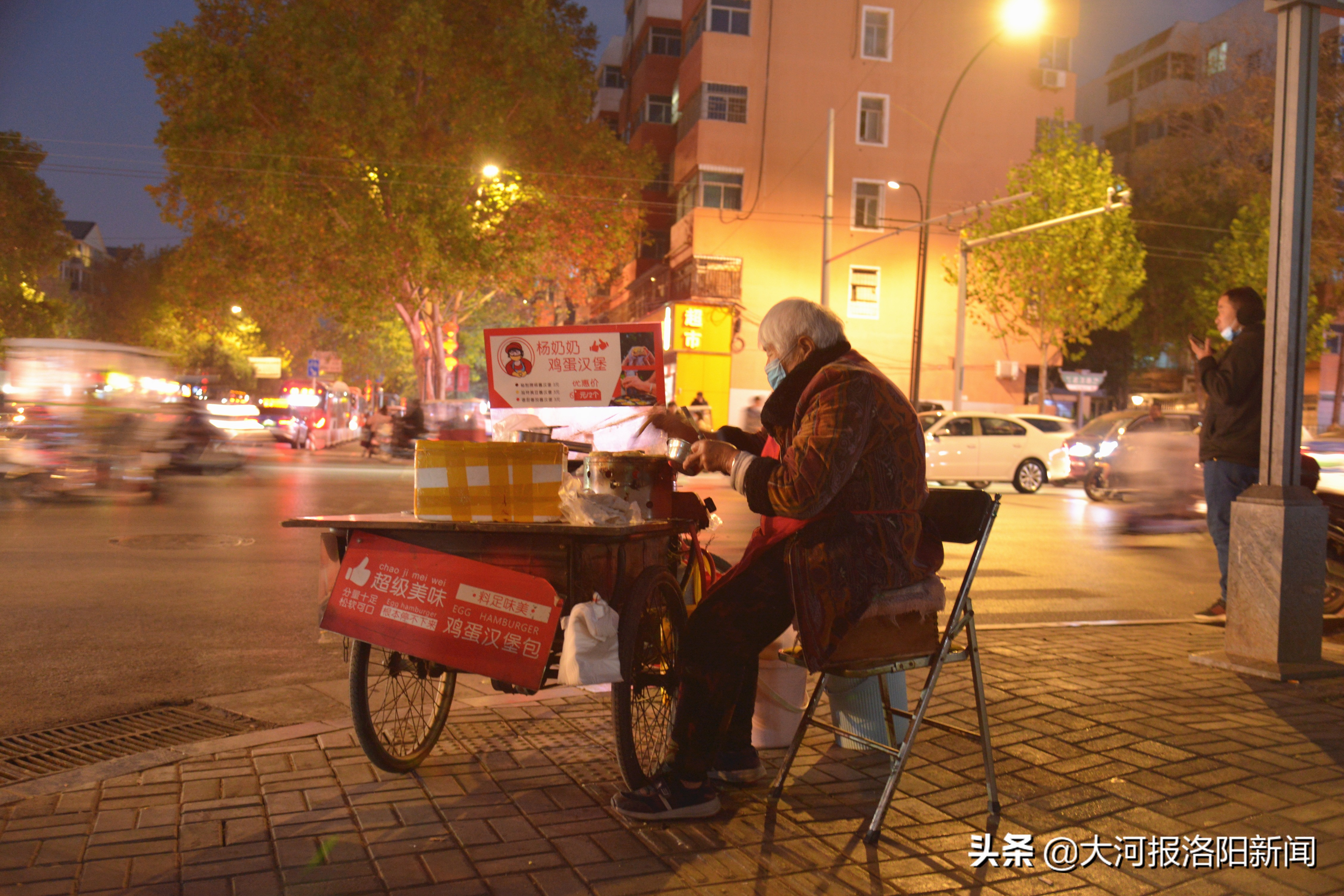 洛阳78岁老人街头摆摊创业：自己挣钱，比跟别人张嘴要强