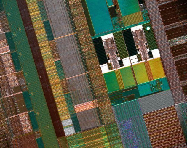 其实把cpu放大了好几倍,就像一个城市一样,无数的道路,高楼.