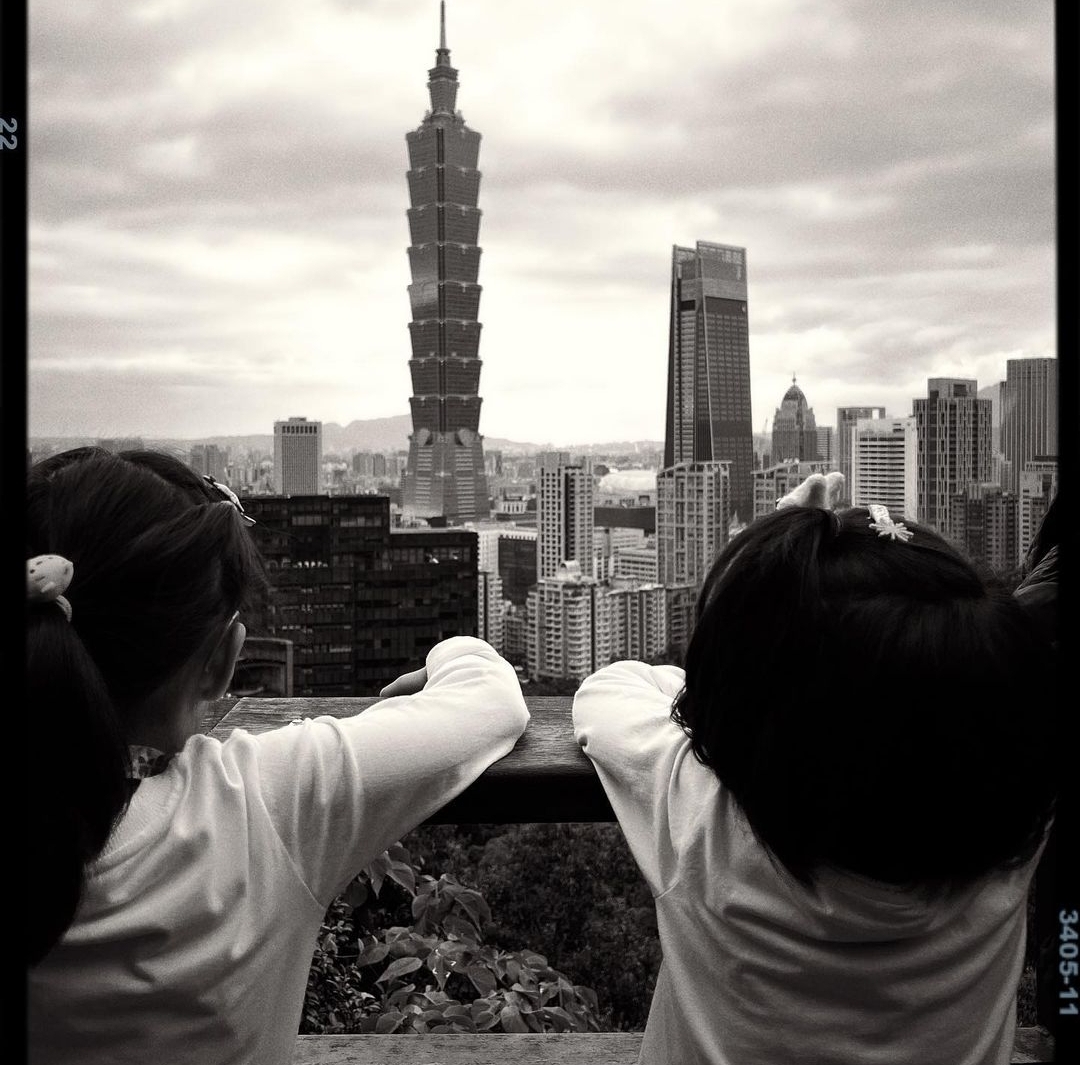 修杰楷骗俩女儿爬上山顶，咘咘波妞说了近200次“好累”却仍坚持