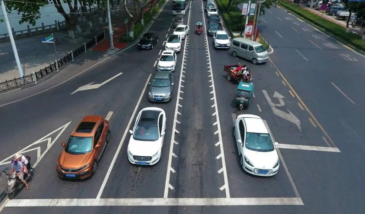 老司机：遇到“锯齿车道”要小心！开错就是扣六分，罚200块