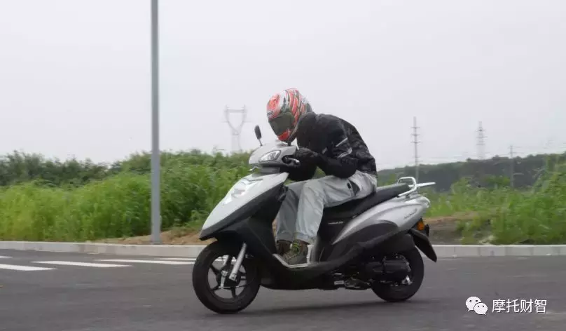 6998元的国四合资踏板！新大洲本田NS125D动态测评