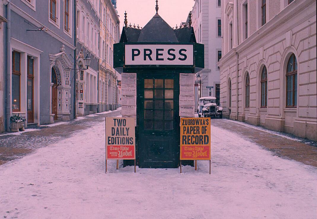 《布达佩斯大饭店》：粉色童话构建之下，隐喻着残酷的历史事实