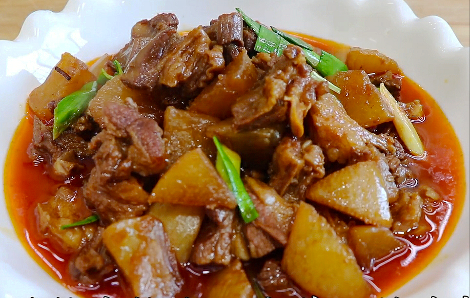 天冷多吃羊肉，教你红烧羊肉的正宗做法，羊肉软烂入味不膻还不腥