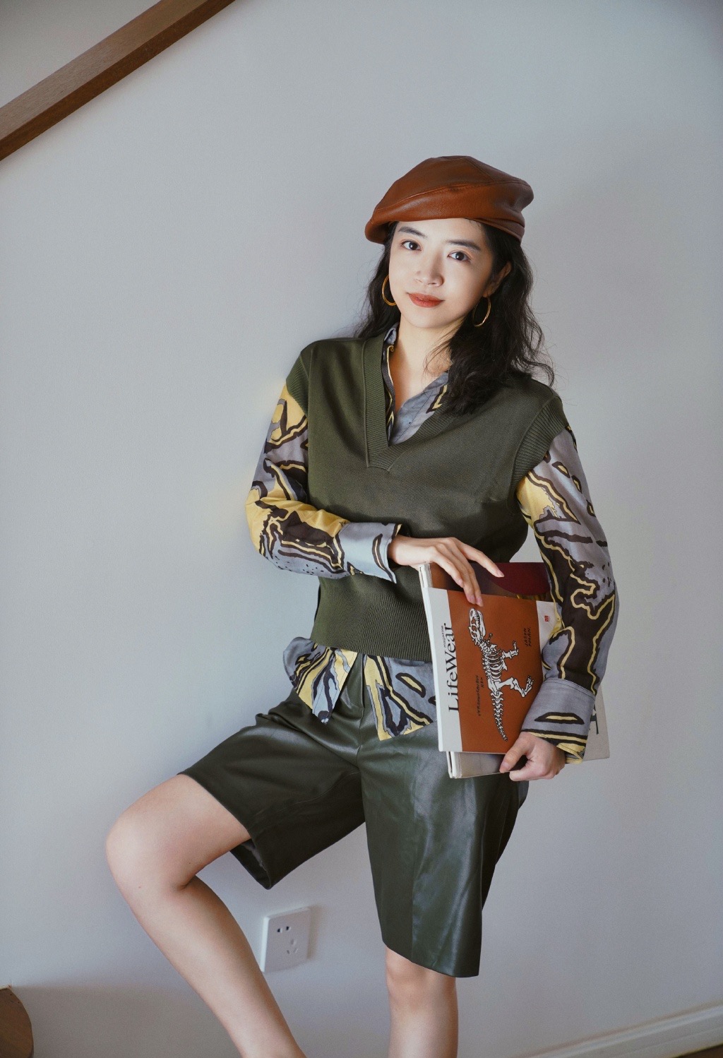 上衣尽量不要塞进下装里，今春流行“长半截”穿法，时髦还遮腰身