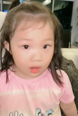 全家逐渐蓝化！王祖蓝带妻女玩模仿，Gabby模仿到位一脸得意