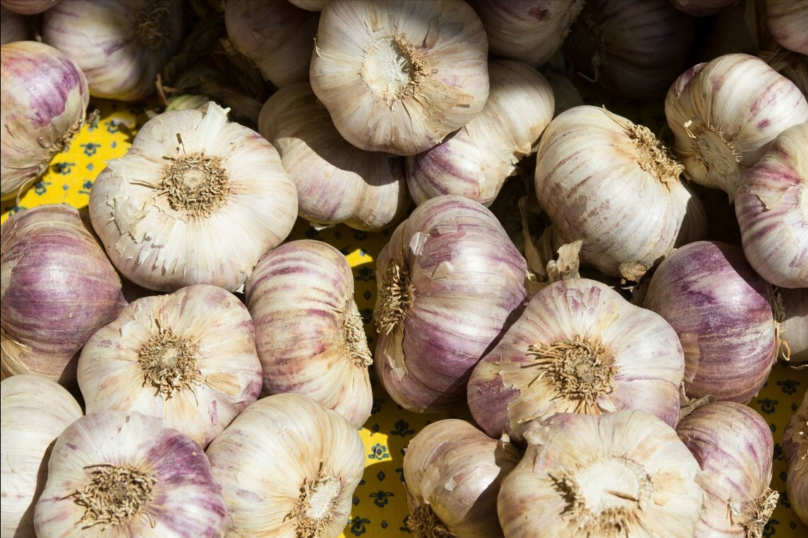 吃不完的大蒜，保存原来如此简单，给你支一招，不长芽不干瘪