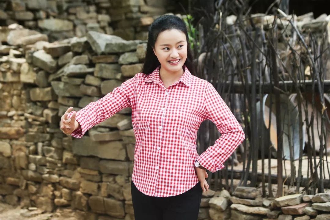 她是85后女演员里的农村戏专业户,与丈夫相恋18年,真人竟这么美