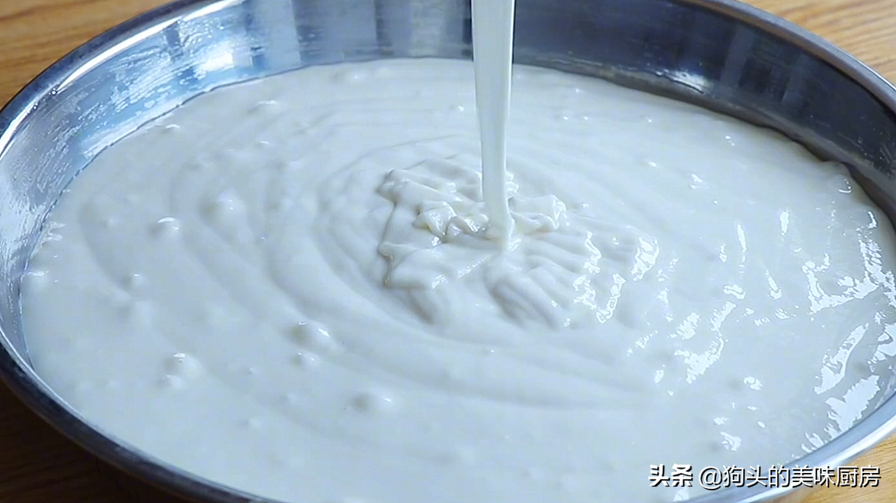家里有牛奶跟面粉就能做的牛奶松糕，细腻绵软，比发糕简单好吃