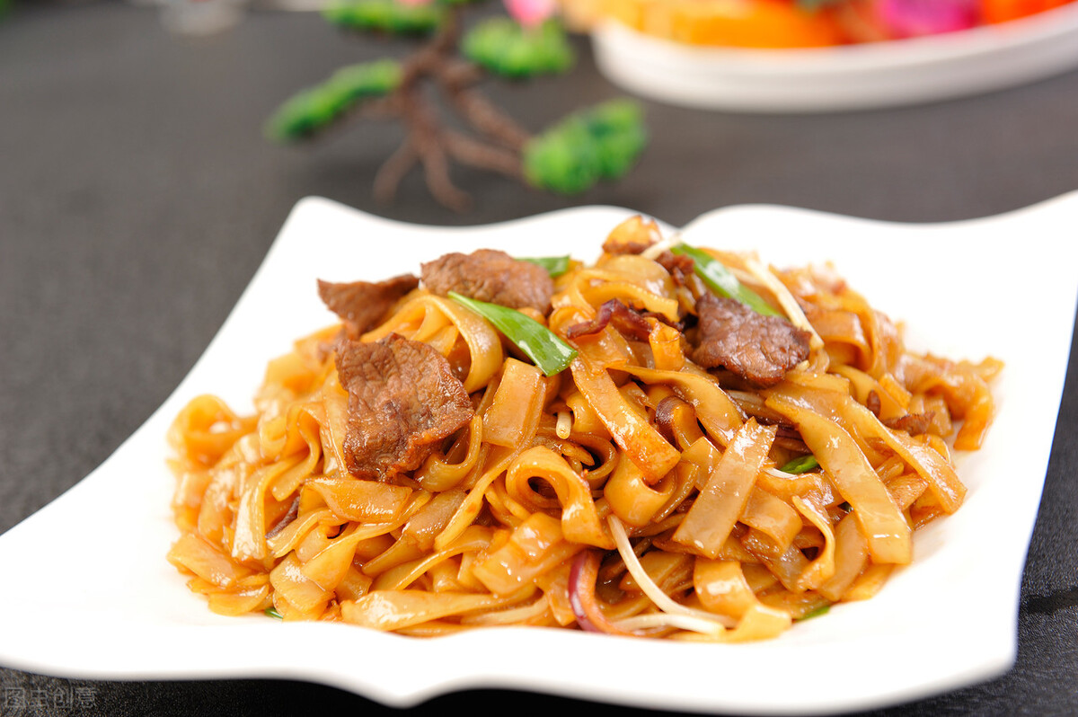 干炒牛河,广东特有的菜系,不一样的炒河粉,你想不到配方