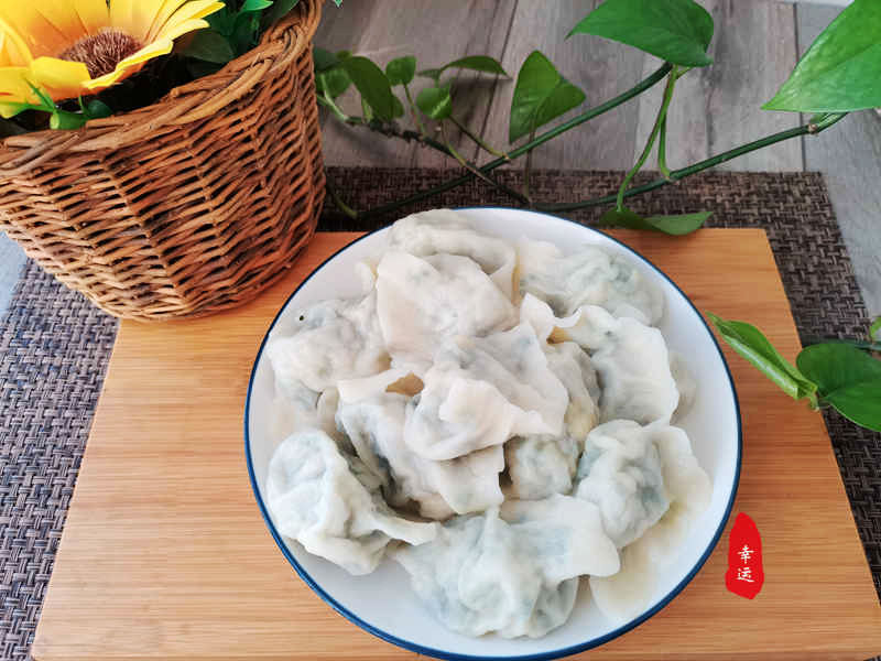 薄皮大馅的三鲜馅饺子，咬一口就能吃到虾仁，口感鲜香好解馋