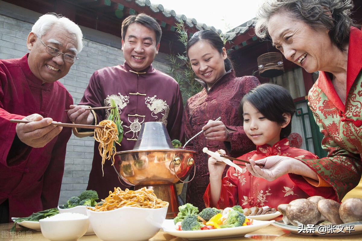 膯，在古代汉语中，意思吃得太多肚子难受，今天我们写作