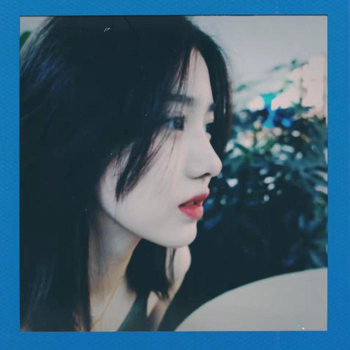 章子怡晒出游照，全家抱团取暖，继女小苹果坐中间家庭地位提升