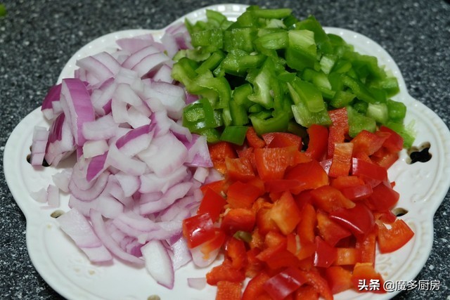 夏天常做的拌面，有肉有菜还有芝麻酱，做法简单味道好，全家都爱