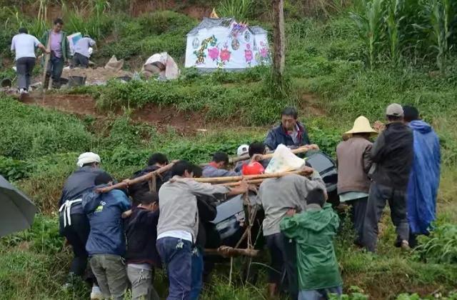 下葬后的遗体又被人刨坟抢走这是为什么网友别太无情了