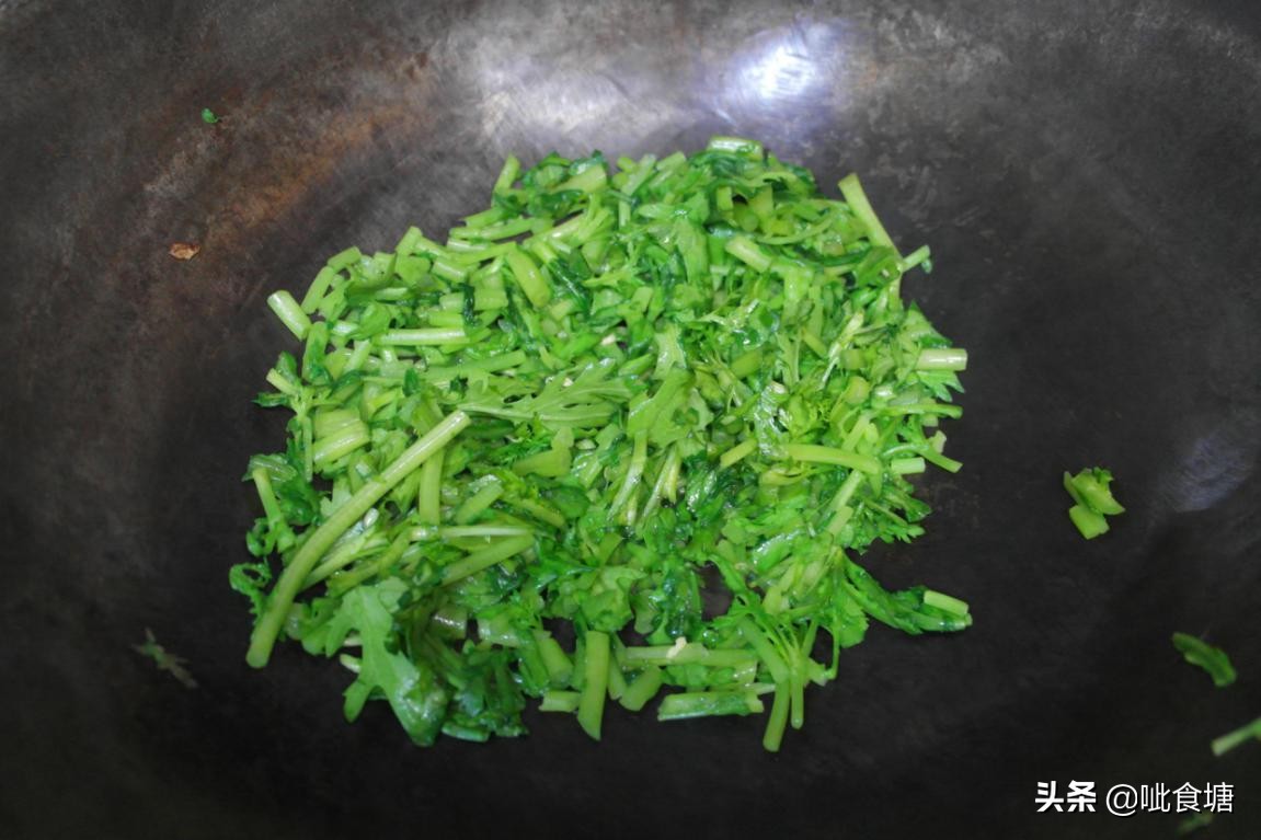鸡蛋新吃饭，和茼蒿炒一起好吃又润肠，冬天要多吃，做法简单