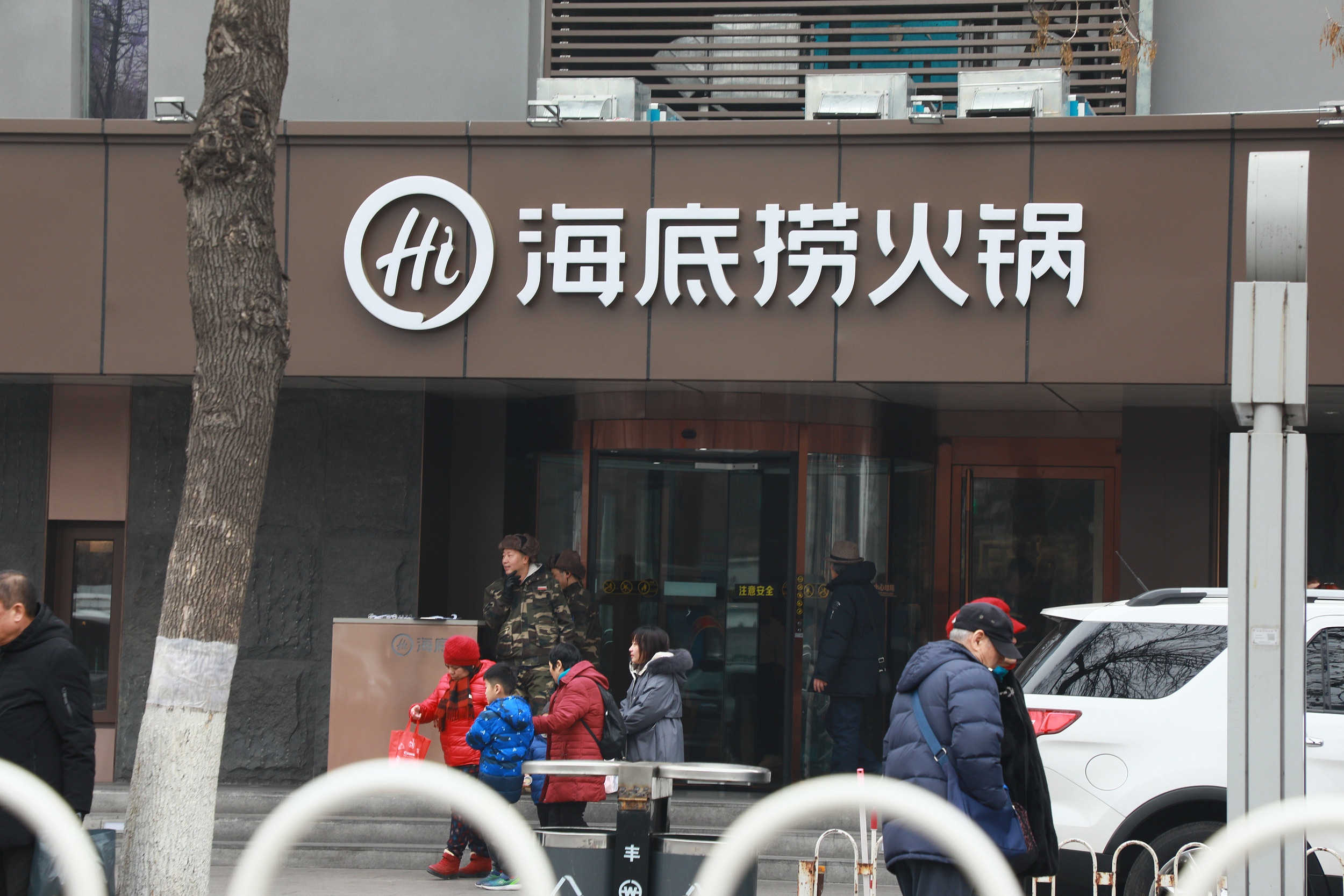 陷缺斤少兩、漲價風波，海底撈股價年內跌逾70%，張勇身家大縮水