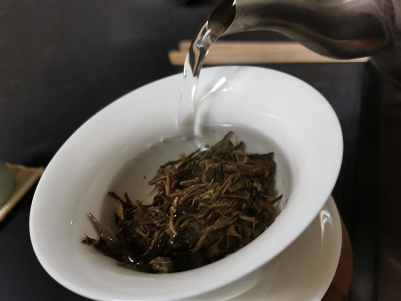 为什么茶叶上有小泡（茶叶有泡沫是什么缘故起因

）《茶叶茶为什么上面有泡沫》