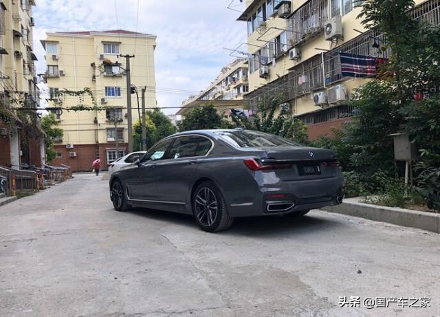宝马730li低配实拍，贝灰色车身很特别，大双肾越看越好看了