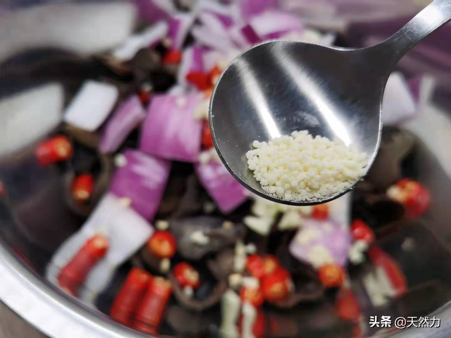 饭店的洋葱拌木耳是怎么做出来的，告诉你步骤和技巧，收藏好哦