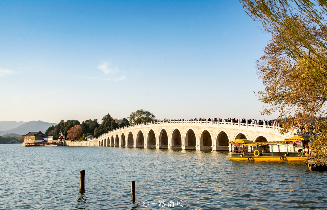 除了昆明湖江南风情浓郁,颐和园内的苏州街也是江南水街的复制版,反映