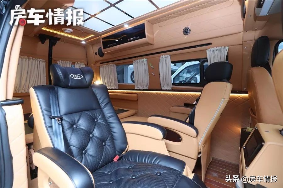 能坐6人的福特商务房车，30多万配航空座椅，内部可变床能住3口人