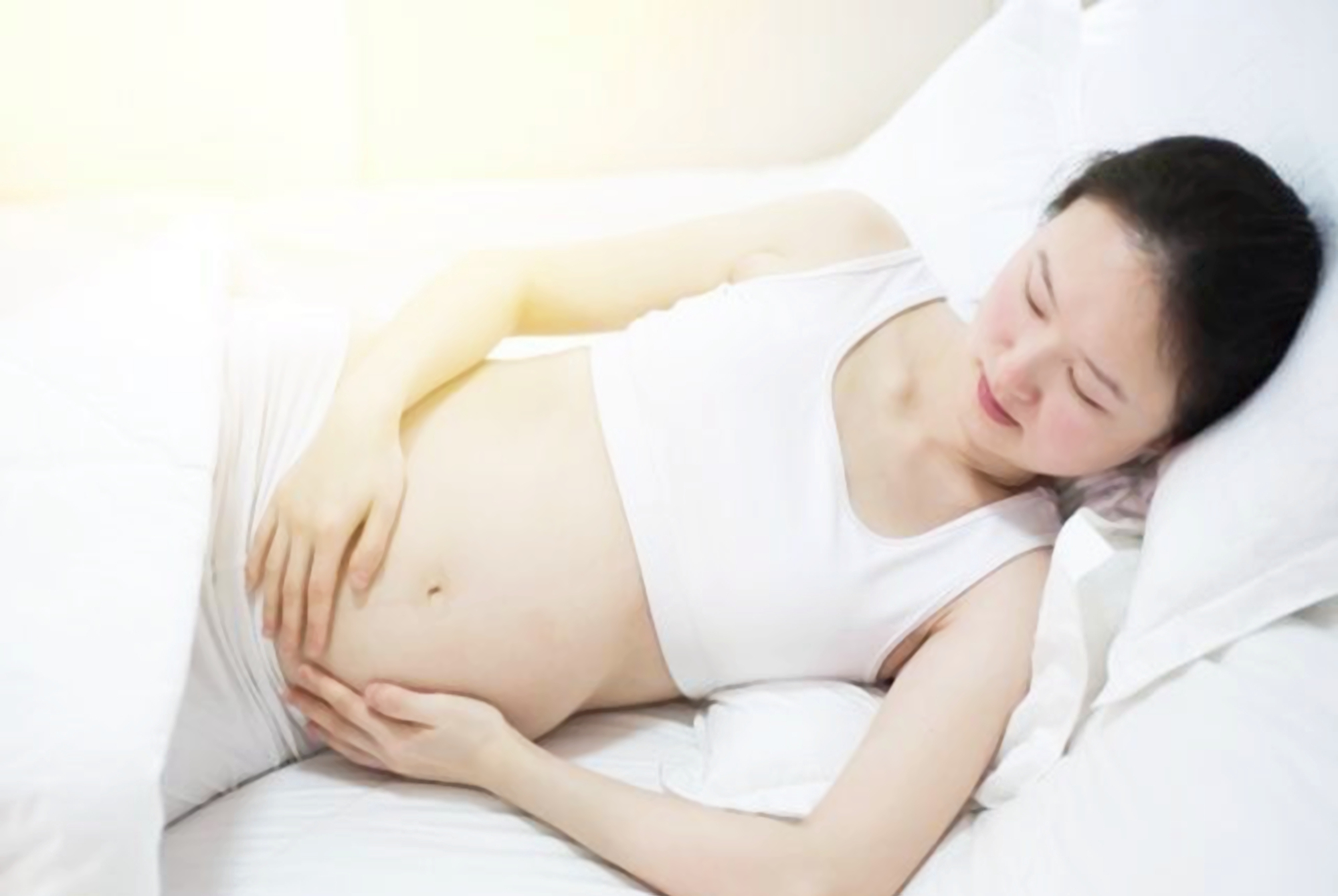 孕妈平躺睡觉时,胎宝宝是啥感受?怀孕时期不同,孕妈睡姿讲究大