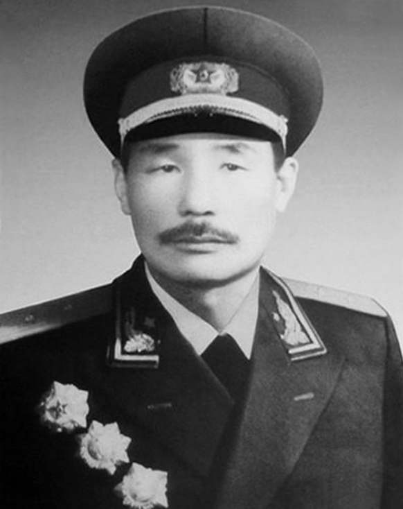 开国中将来军区看望战友，卫兵将其拦下，原因竟是没有开车
