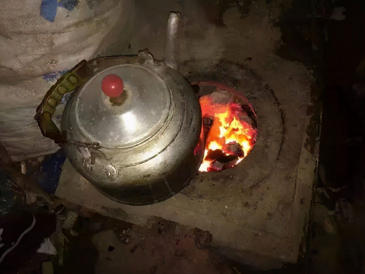 过去的人节俭,煤火不可能在半夜仍然一直燃烧,这样会在明天早上烧完