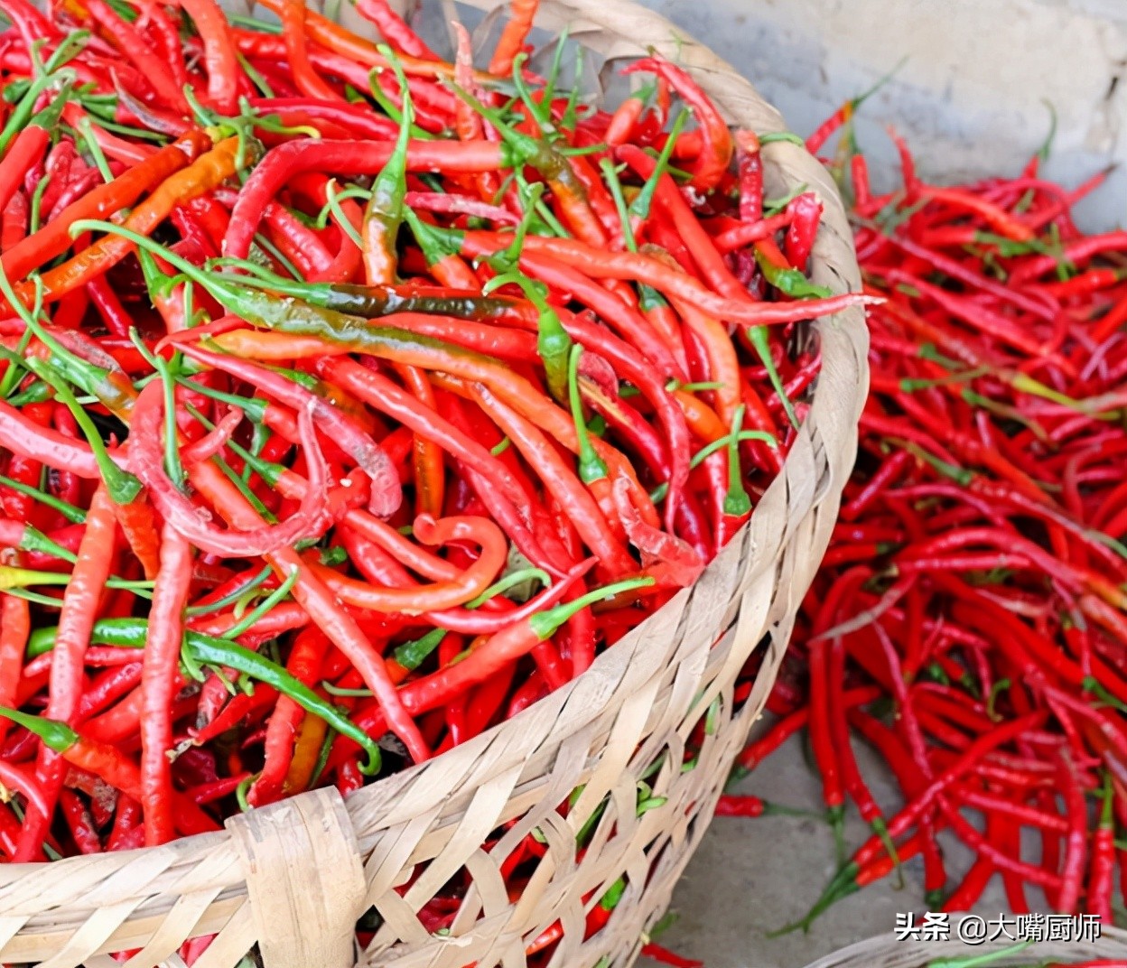 贵州大娘教你做辣椒酱，别只会放盐，多放2样味道香，放1年不长毛