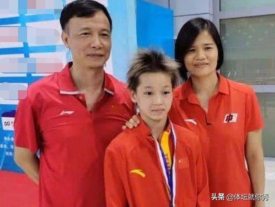 刺猬头扎眼！全红婵去办身份证，站父亲旁边太羞涩，像个叛逆少年