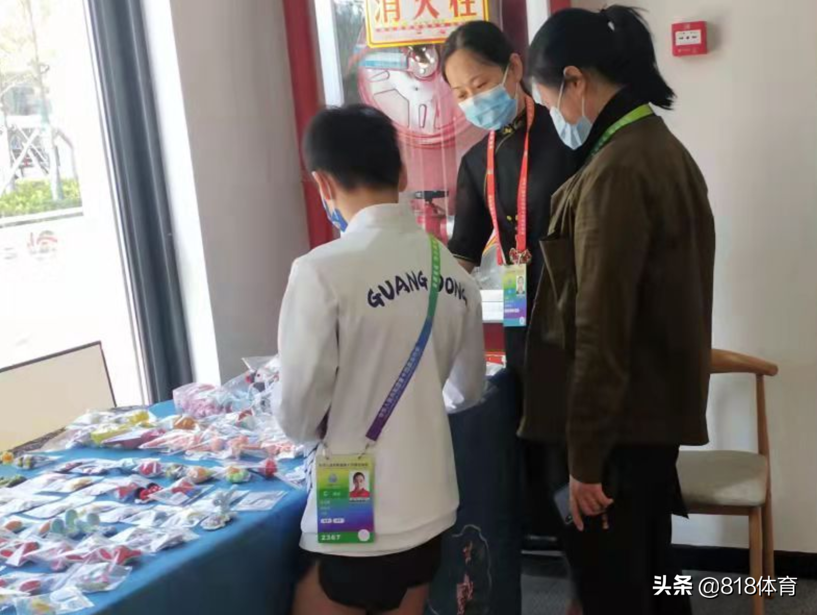 暖哭!何教练全运带全红婵逛民俗村,拜托大家:别拍照让她安静玩会