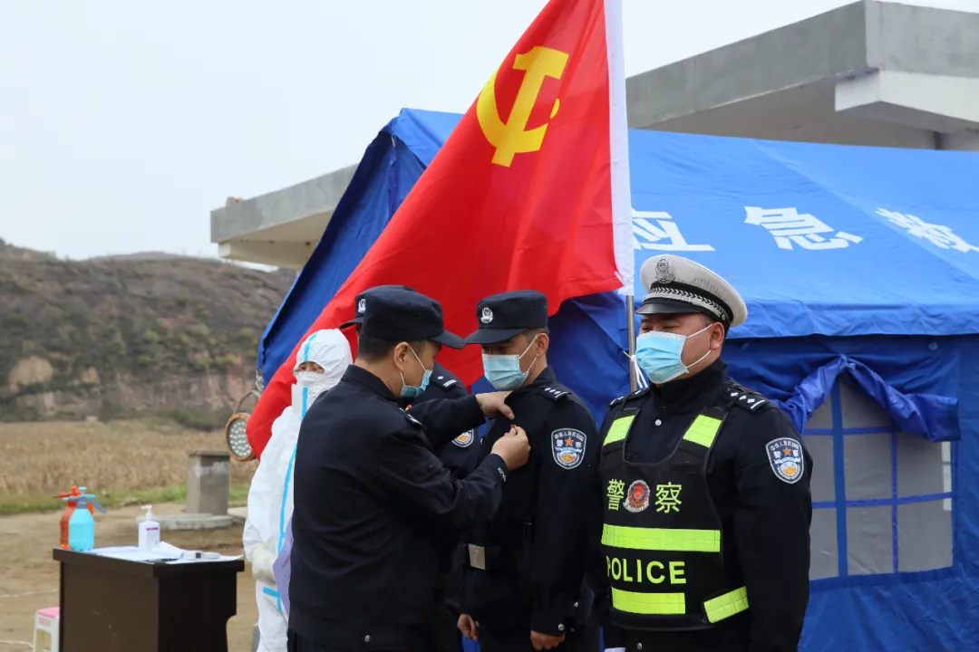 甘泉公安：抗疫一线党旗红 勇担使命践初心