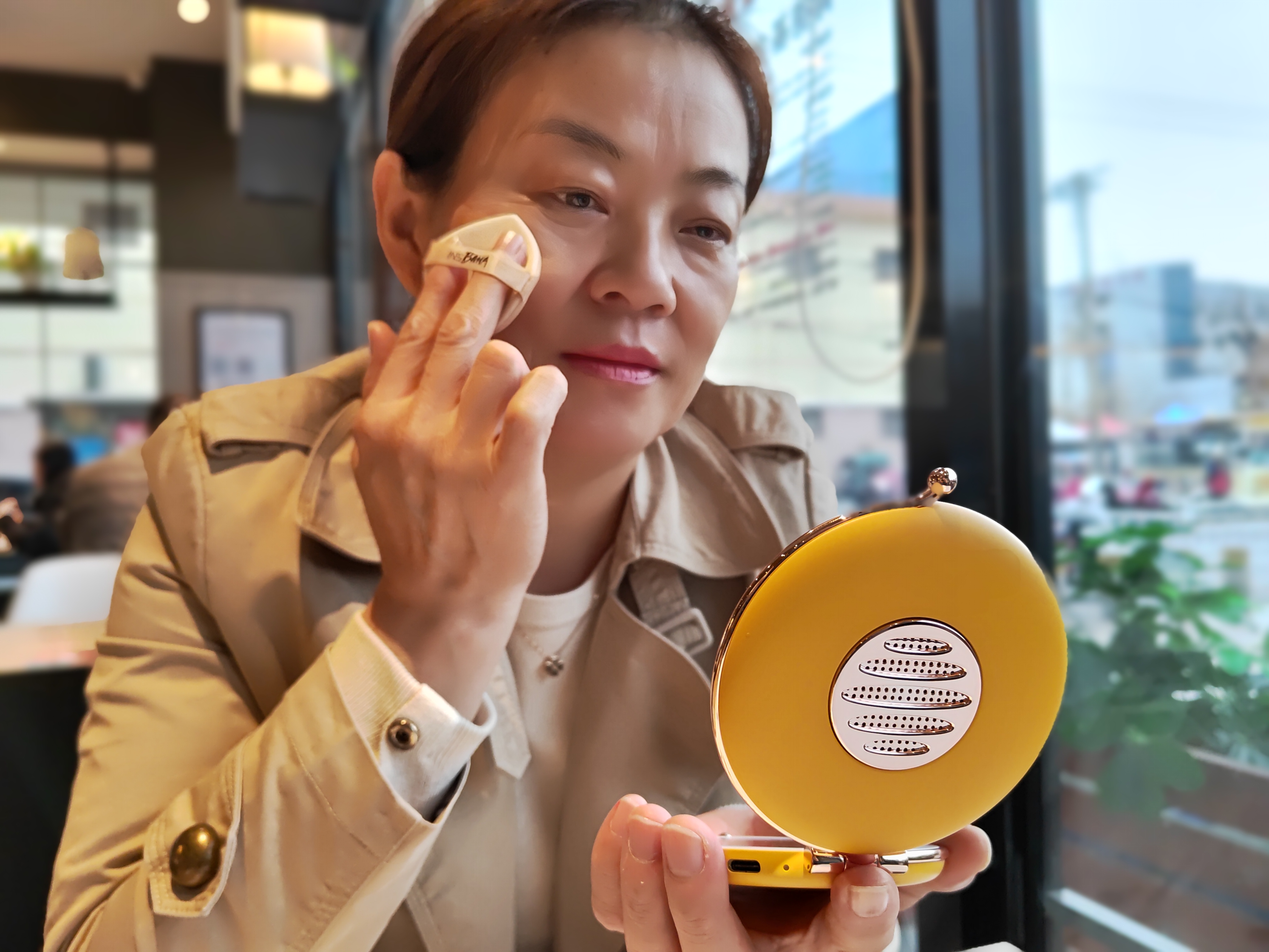 悦享优雅靓妆，随时随地让你出彩——优时电通便携美妆镜精致体验
