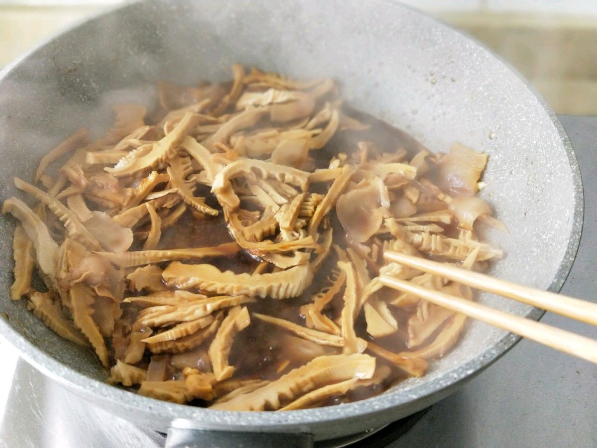 笋干简单又好吃的做法，和咸肉青椒一起炒，鲜美下饭，太好吃了