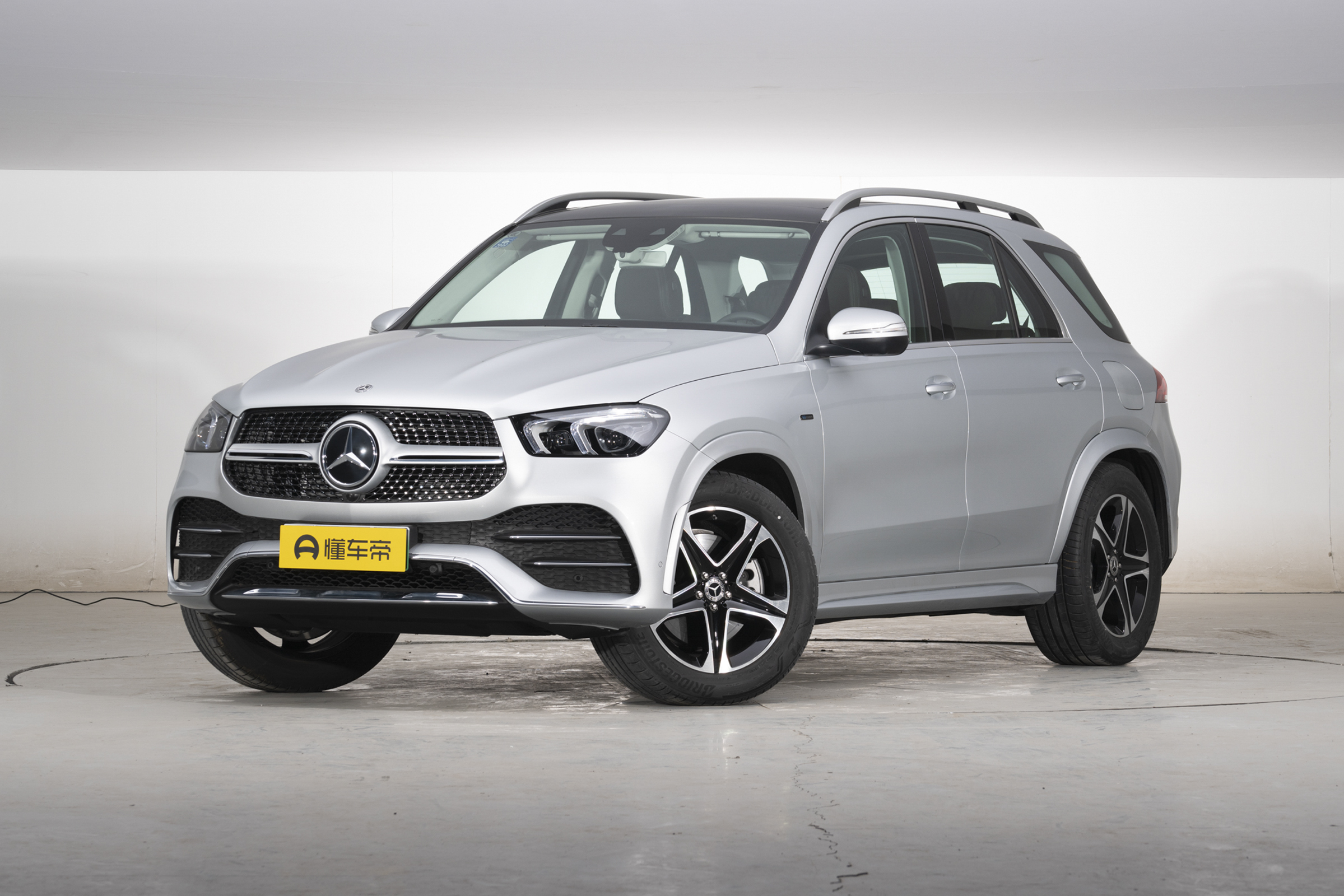 新车 </p><p>　　 售价122.50万-321.30万元，2022款路虎揽胜正式上市