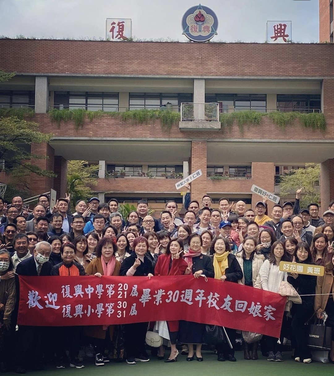 贾静雯荣归母校被评为杰出校友，晒多张童年照，咘咘和妈妈神相似