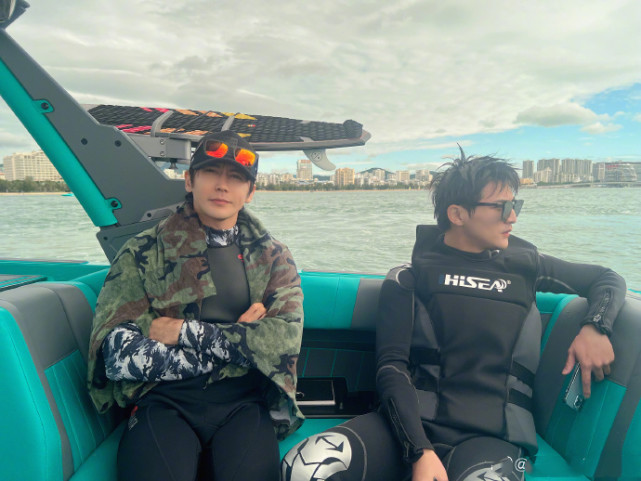 钟丽缇张伦硕带俩女儿冲浪，一家四口久违同框，全是高颜值大长腿