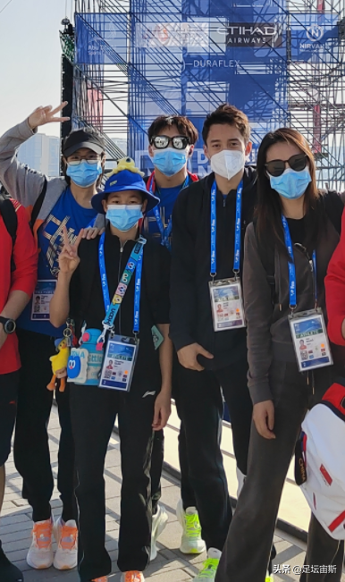 全红婵备战跳海表演，背小水壶比剪刀手，施廷懋踮脚搭肩全妹合影