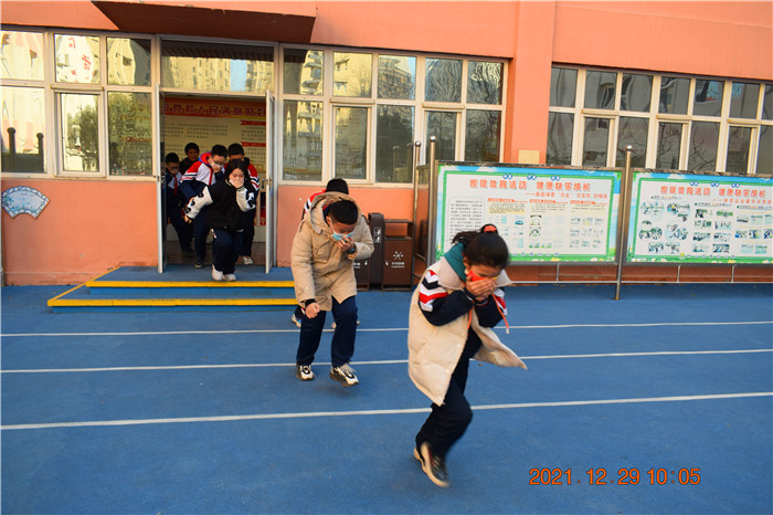 邯山區(qū)美的小學開展消防安全緊急疏散演練(圖4) 邯山區(qū)美的小學開展消防安全緊急疏散演練(圖4)