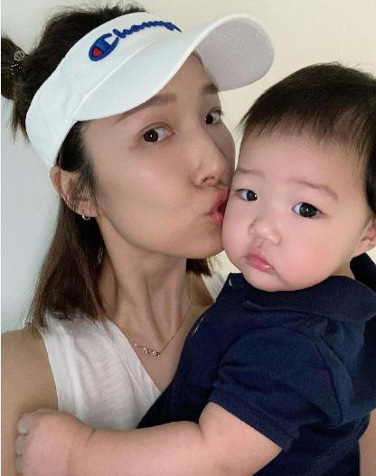 李亚男晒带娃日常，1岁小女儿学会走路，姐姐为妹妹加油超有爱