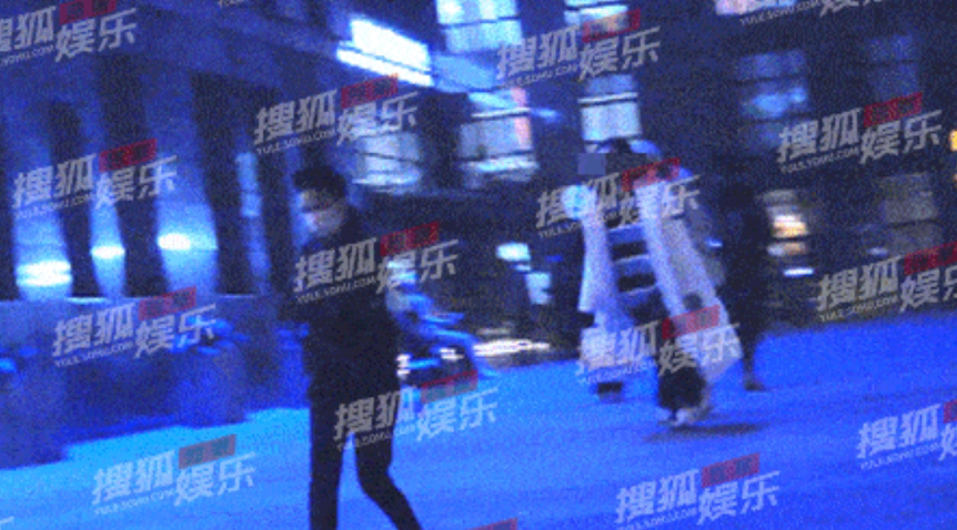 刘涛亲自接女儿放学，13岁身高直逼妈妈，两人在寒风中一路小跑