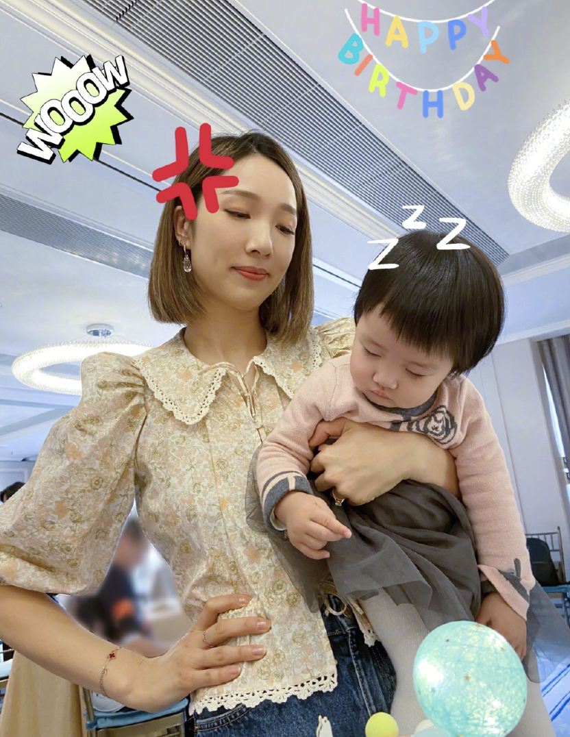 王祖蓝晒全家福为俩女儿庆生，1岁妹妹很高冷，3岁姐姐镜头感十足