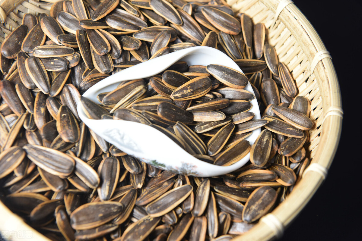 吃一把瓜子等于喝一勺油？教你正确吃瓜子的方法，吃出营养和健康